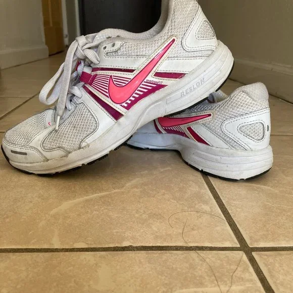 Womens Nike running Shoes (White) Size